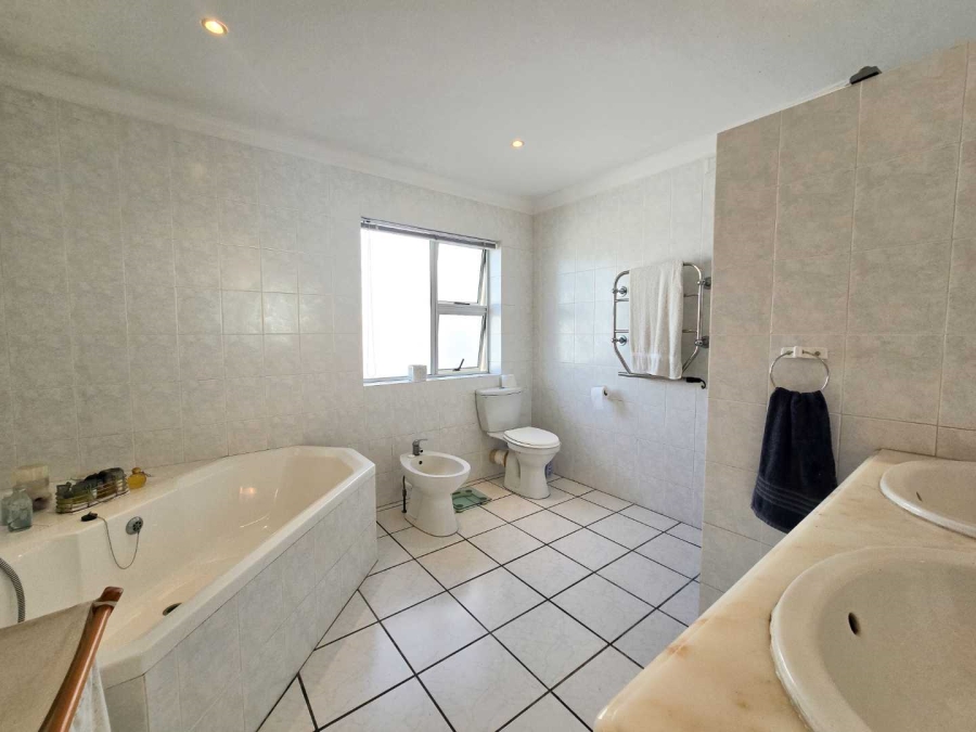 5 Bedroom Property for Sale in Stilbaai Wes Western Cape